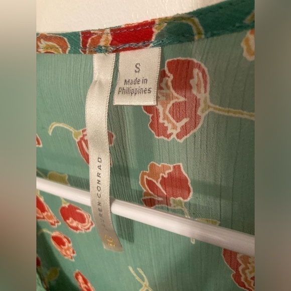 Beautiful Lauren Conrad blouse in size small. Green with flower design - Picture 4 of 5